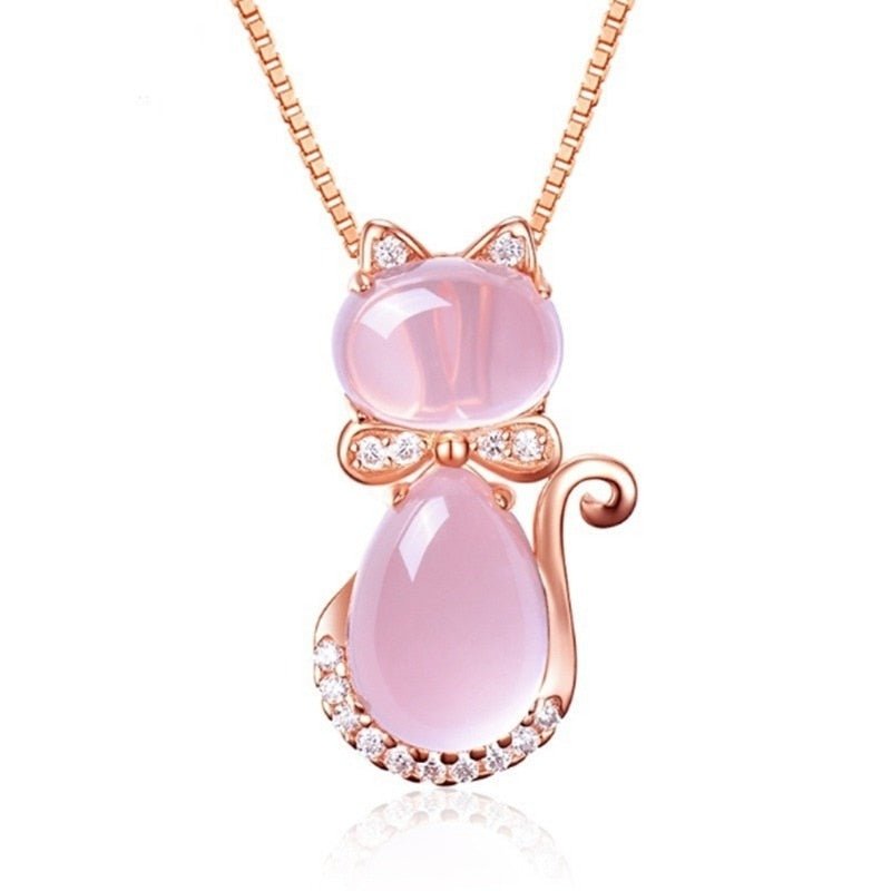 Halsketting met schattige kat in roze steen met zirkonia