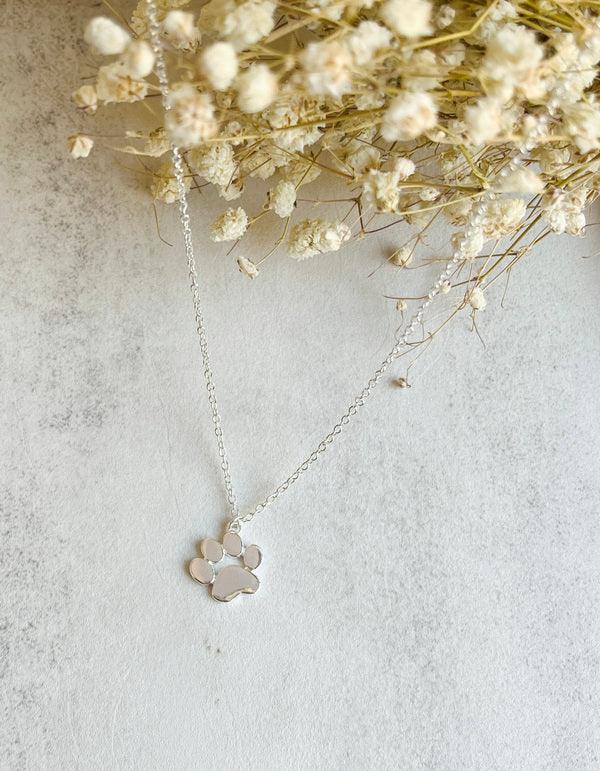 Elegante halsketting met pootvormige hanger in zilver