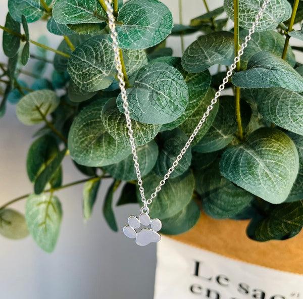 Elegante halsketting met pootvormige hanger in zilver