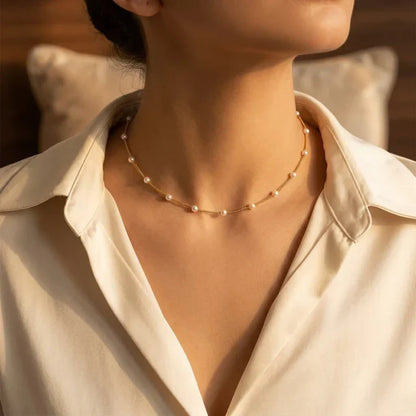 Collier met een ketting van verspreide parels in goud