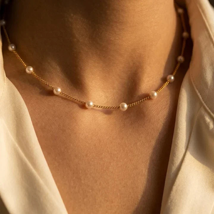Collier met een ketting van verspreide parels in goud