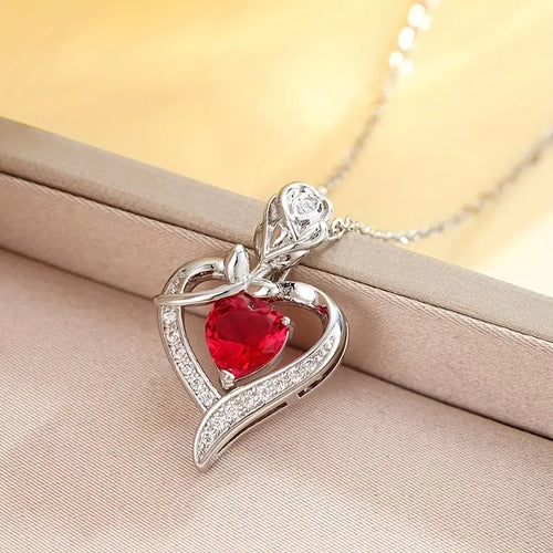 Collier met een hartvormige robijnhanger in zilver