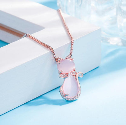 Halsketting met schattige kat in roze steen met zirkonia