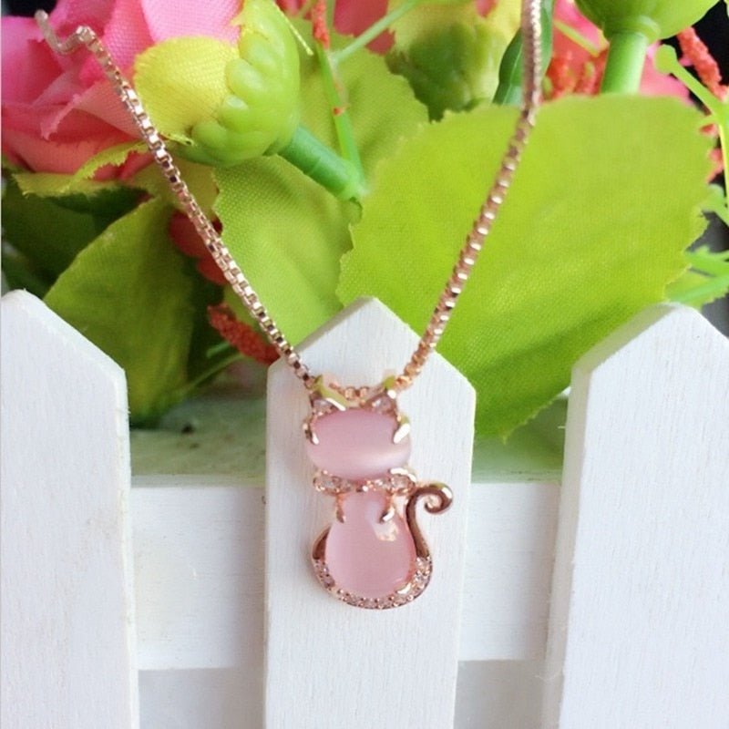 Halsketting met schattige kat in roze steen met zirkonia
